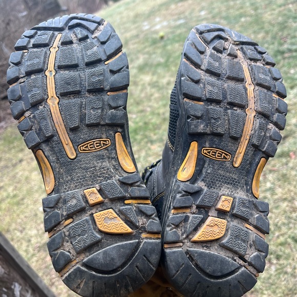 KEEN Men's Black and Yellow Outdoor Boots - Picture 3 of 4